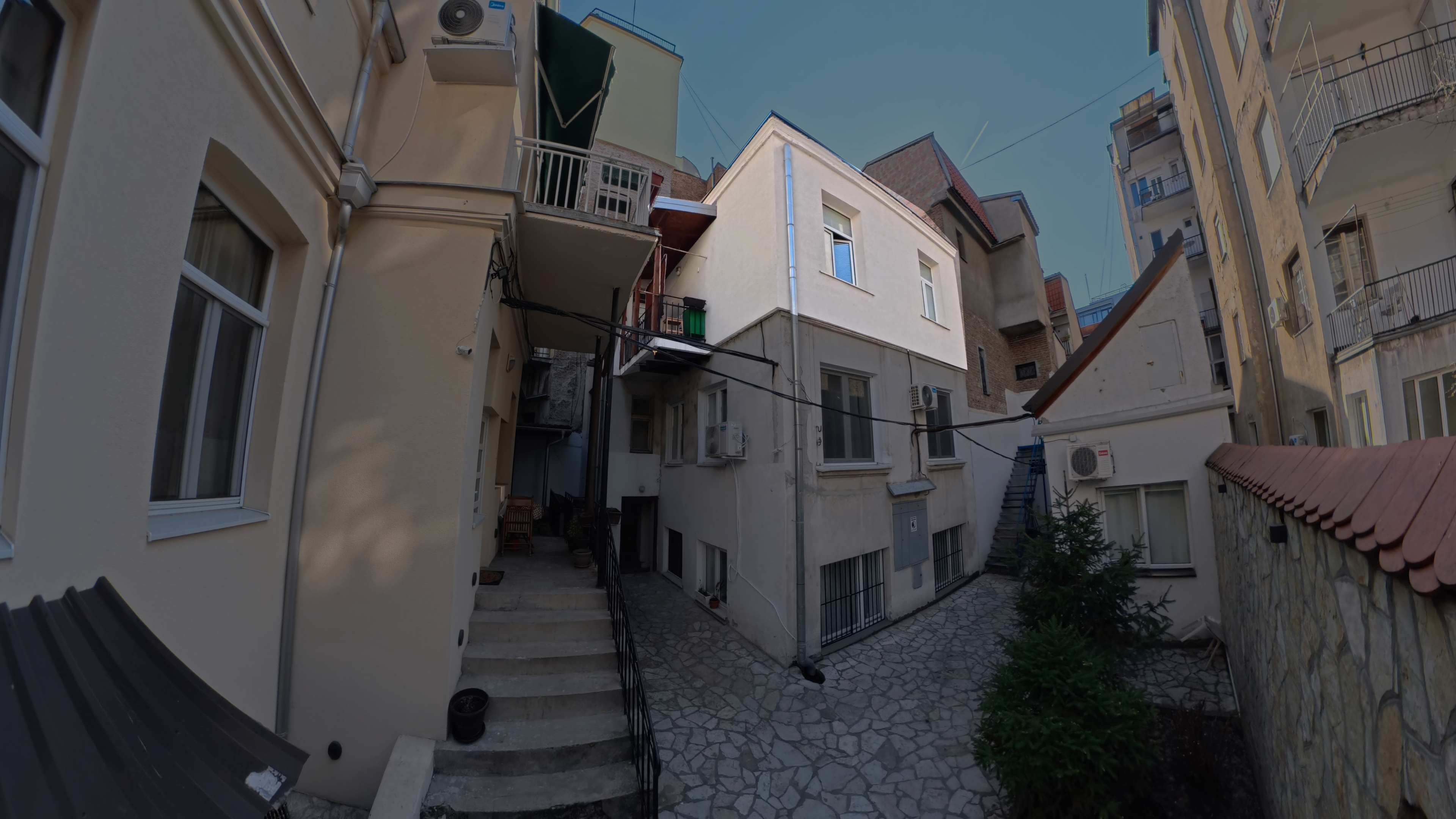 Zgrada spoljašnjost i dvorište